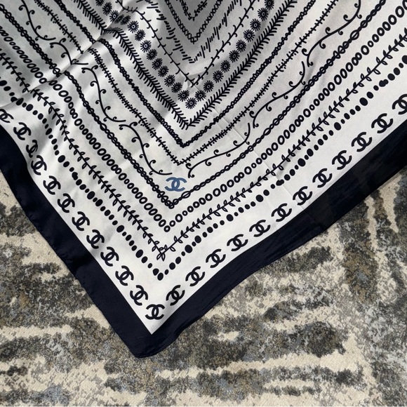 Chanel silk scarf shawl - Picture 4 of 7